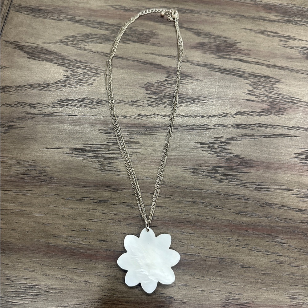 White Floral Necklace - Picture 2 of 2
